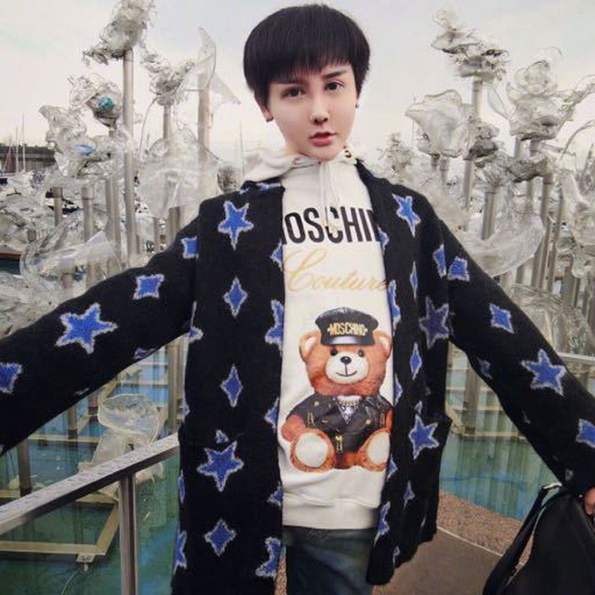 Với việc dao kéo mặt hàng chục lần, Lưu Tử Thần có cho mình chiếc cằm V-Line lố một cách quá đà và bị chế giễu là "mặt rắn".