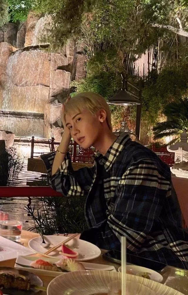 Trên trang mạng xã hội Weibo có hơn 2,4 triệu người theo dõi, thanh niên vẫn thỉnh thoảng đăng tải những hình ảnh mới của bản thân.