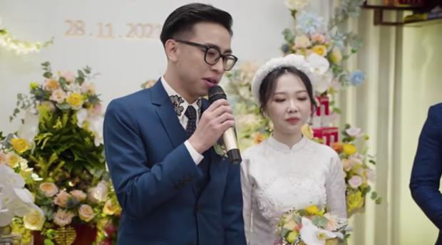 Mi Tóc Xanh là một cô gái không những giỏi giang mà còn xinh đẹp, ngay sau thông tin cặp đôi đã tổ chức đính hôn, netizen nhanh chóng "truy lùng" thông tin về cô gái này.