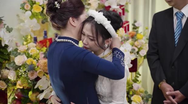 Vợ của nam Youtuber đình đám là Mi Tóc Xanh (tên thật là Đặng Ngọc Mi, sinh năm 1997).