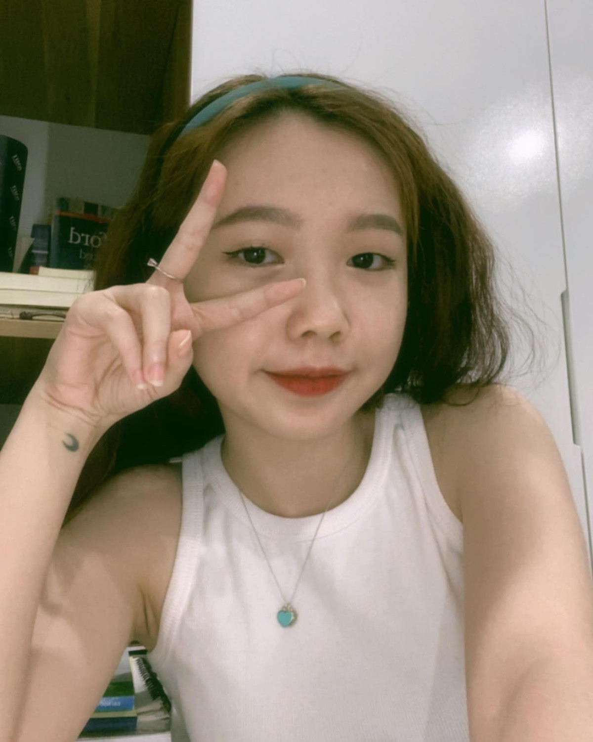 Trên kênh Youtube của mình, Tân thường xuyên đăng những clip có sự xuất hiện của bạn gái và chia sẻ chuyện tình yêu của cả hai.