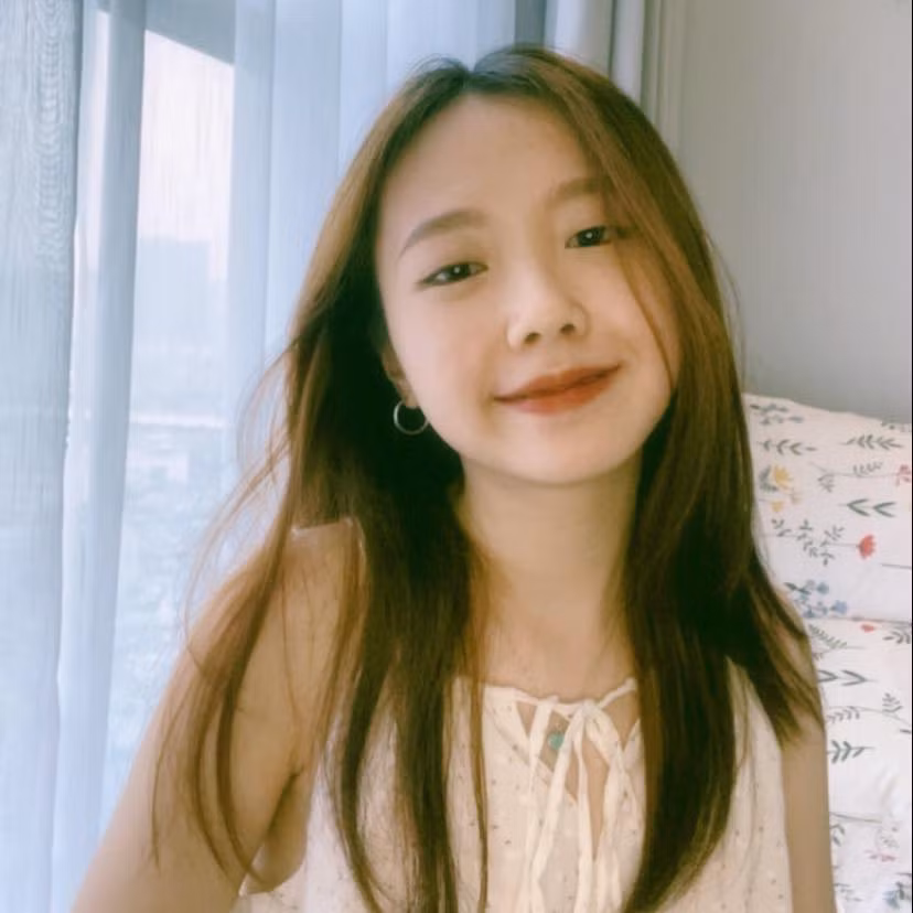 Nhan sắc ngoài đời của Mi cũng đáng chú ý, cô gái sở hữu gương mặt bầu bĩnh, đáng yêu trẻ trước tuổi.