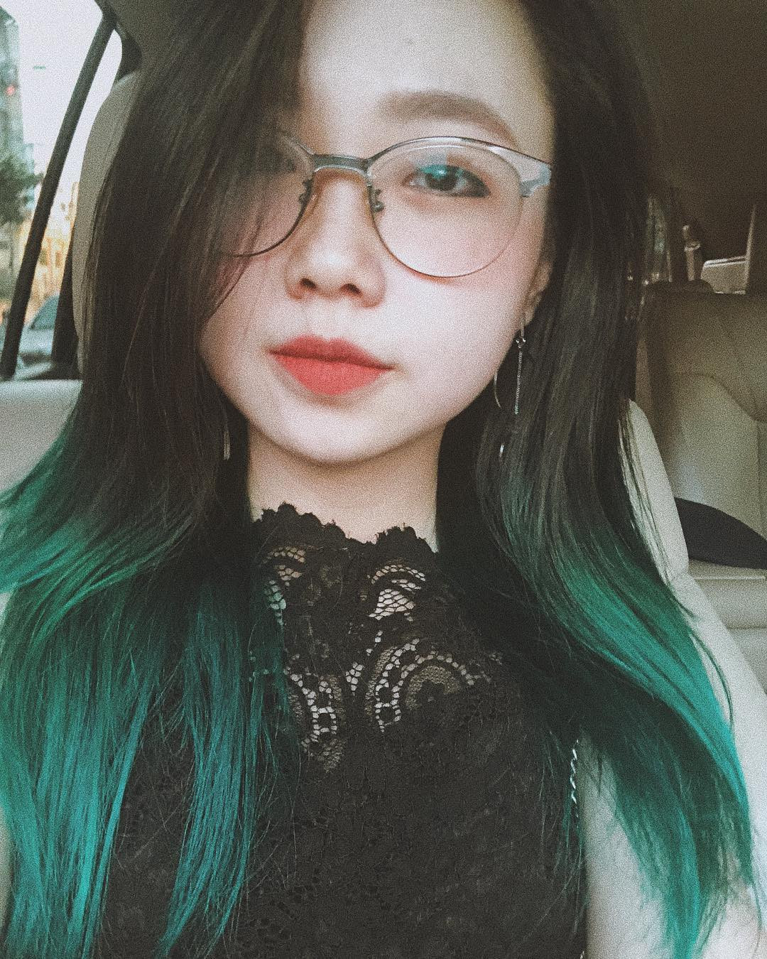 Vừa xinh xắn lại tốt nghiệp RMIT thuộc hàng khá giỏi nên Mi Tóc Xanh được nhiều chị em ngưỡng mộ.