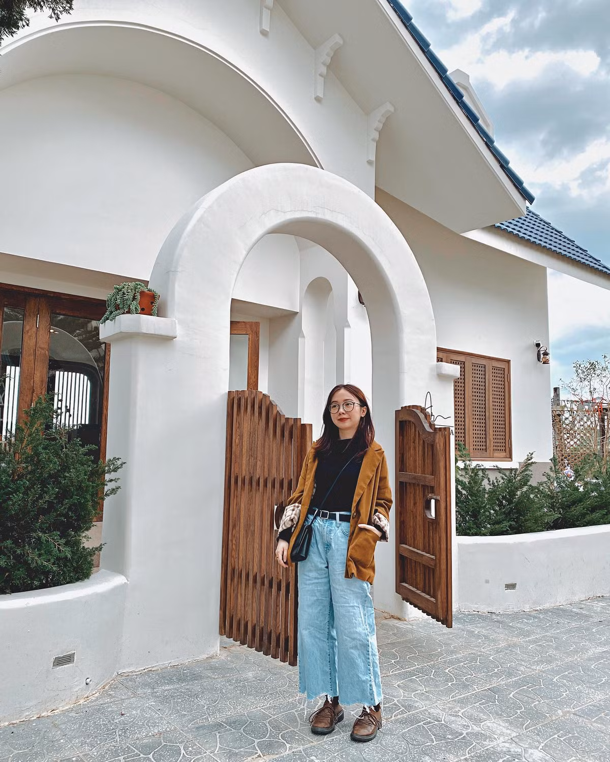 Trên Instagram, tài khoản cá nhân của mỗi người đều có khoảng 100 ngàn lượt theo dõi.