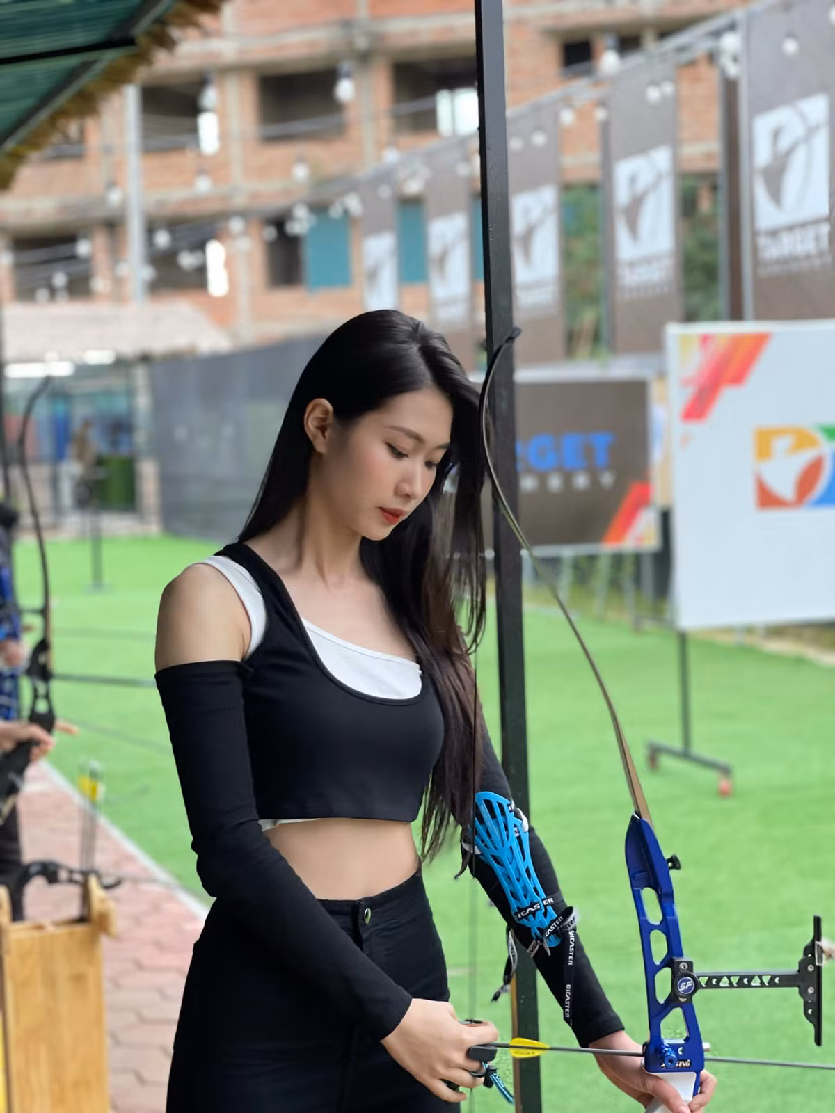 Sau khi hình ảnh được chia sẻ nhiều, danh tính của cô gái này cũng được tìm ra. Đó là Phạm Thị Ngọc Ánh (sinh năm 1999) đến từ Hà Nội.