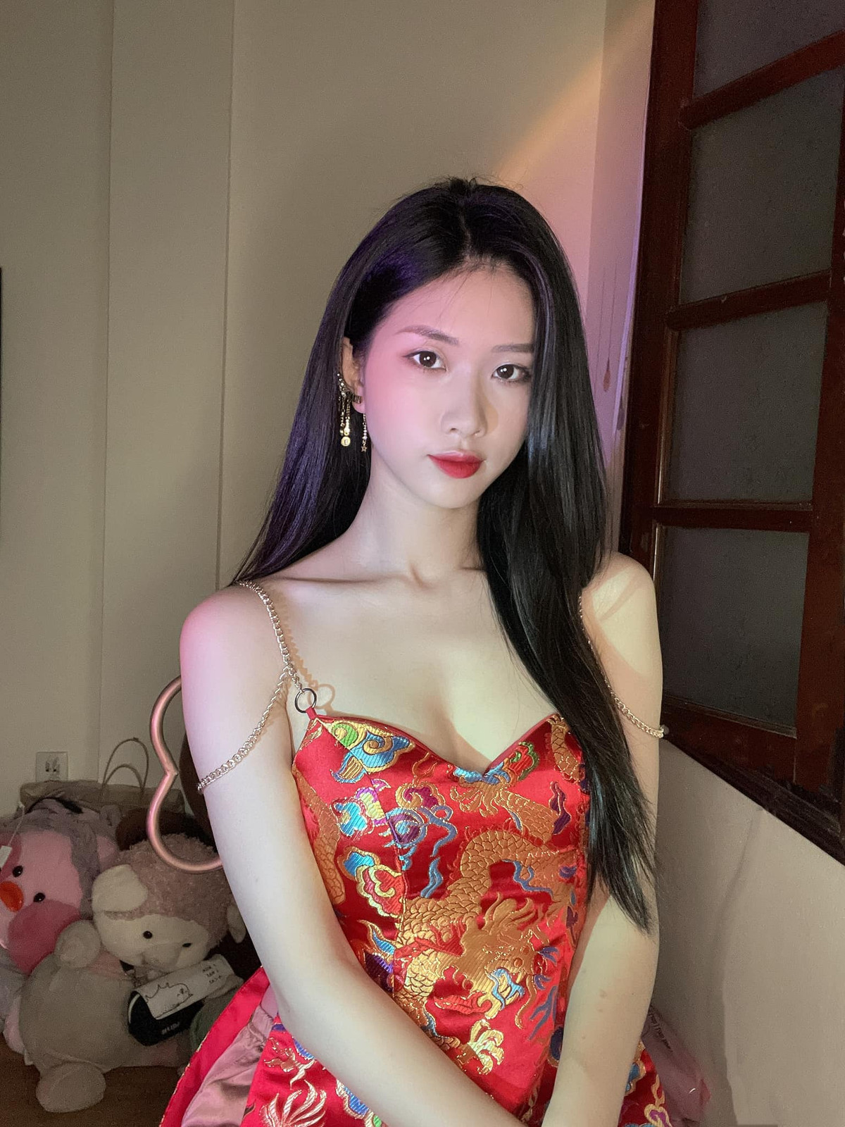 Đồng thời cô gái này cũng là top 5 của Người đẹp thể thao, Người đẹp truyền thông và Người đẹp được yêu thích nhất.