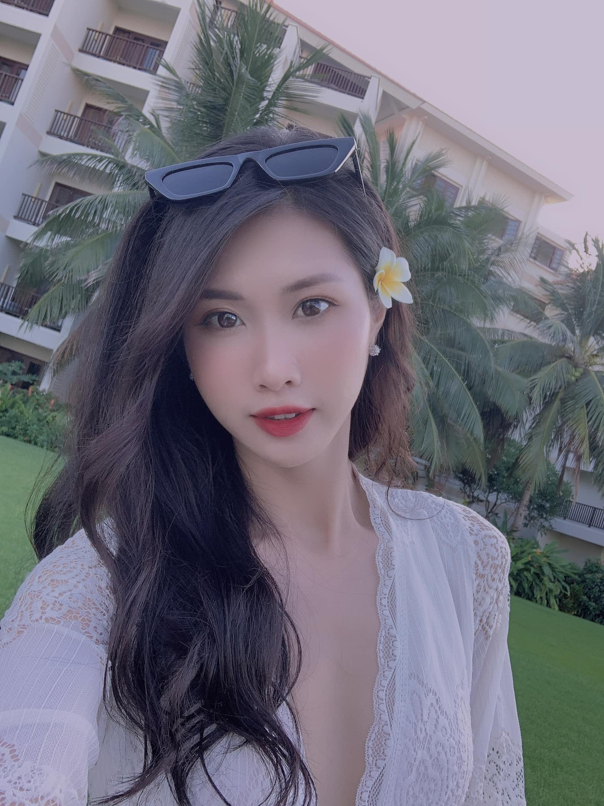 Để có được vóc dáng nuột nà và cân đối, người đẹp 9x cho rằng việc tập luyện và giữ chế độ ăn uống vô cùng quan trọng.