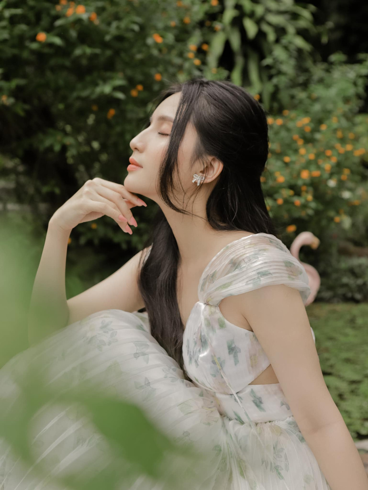 Chỉ mới đăng tải, song bộ ảnh nhận về hàng chục nghìn lượt tương tác. Rất nhiều người hâm mộ bày tỏ sự ngưỡng mộ với sắc vóc của bà mẹ 1 con.