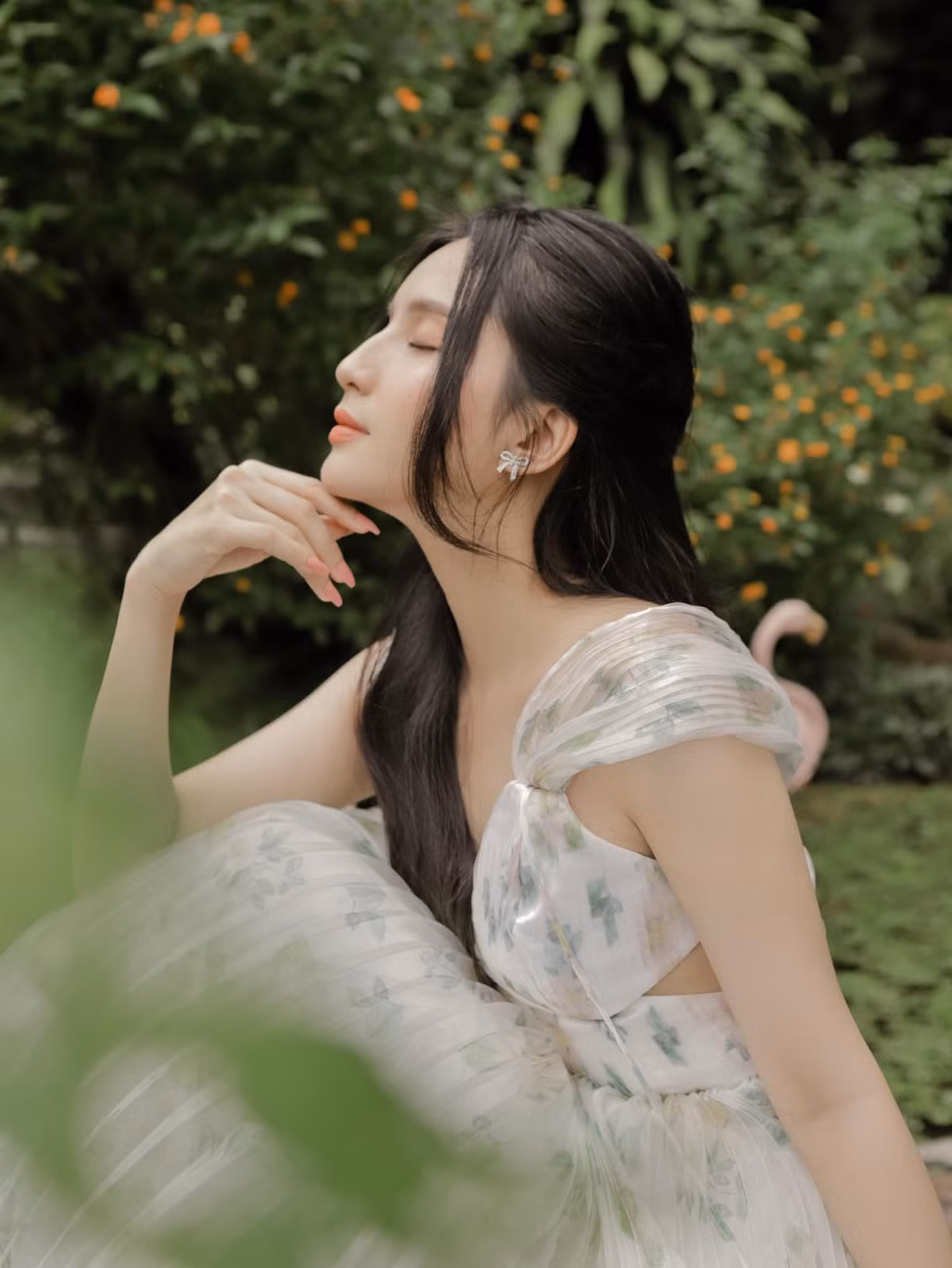 Chỉ mới đăng tải, song bộ ảnh nhận về hàng chục nghìn lượt tương tác. Rất nhiều người hâm mộ bày tỏ sự ngưỡng mộ với sắc vóc của bà mẹ 1 con.