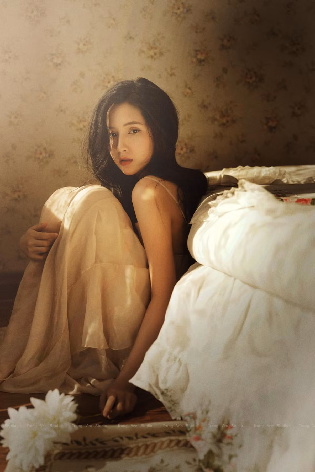 Cô nàng vốn sở hữu gương mặt xinh xắn, được nhân xét trông như lai Tây. Sống mũi cao, khuôn cằm thon gọn, từng đường nét đều hài hòa nên mỗi bức ảnh của cô càng làm toát lên những đường nét đó.