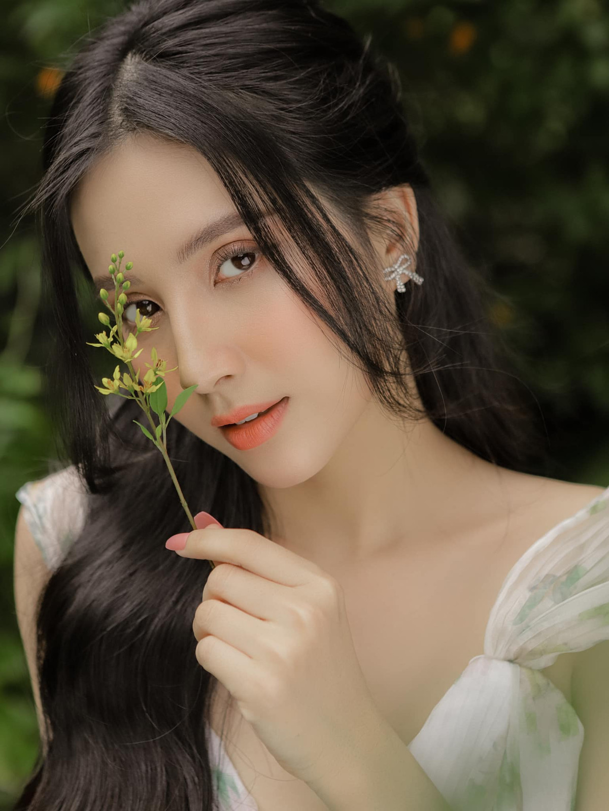 Mới đây, hot girl Thiên An đăng tải trên trang cá nhân bộ ảnh hóa nàng thơ vô cùng nhẹ nhàng, nữ tính. Kèm theo những hình ảnh, cô viết: “Tôi luôn mỉm cười với cả thế giới. Hy vọng ngày mai và ngày kia, cả cuộc đời dài phía trước và cả thế giới sẽ mỉm cười với tôi.”