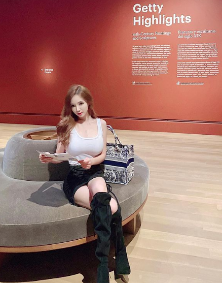 Mỗi khoảnh khắc của cô đều thu hút hàng chục nghìn lượt yêu thích. Cô cũng chăm chỉ đăng tải hình ảnh của mình để giao lưu cùng fans.