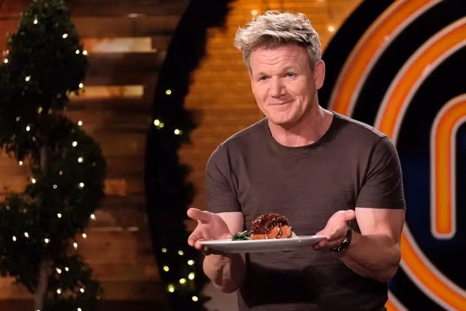 Cụ thể trong vlog của mình, Khoa Pug khẳng định: "Riêng cái bếp này thôi thì đã to hơn bếp của Gordon Ramsay rồi nha các bạn!". Việc bất ngờ lôi "siêu đầu bếp" vào so sánh khiến Khoa Pug bị cộng đồng mạng đánh giá là khập khiễng, thiếu khiêm tốn, có phần PR hơi quá đà.