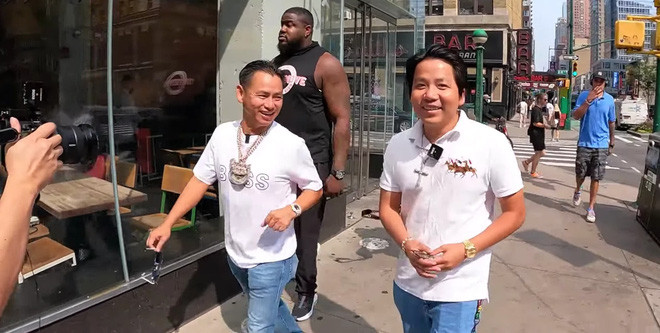 Nam Youtuber cho biết mình bị ai đó lừa mất hơn 30 tỷ đồng. Đồng thời anh chia sẻ rằng mình khá shock nên đã im lặng suốt 1 tháng vừa qua, đồng thời từ chối nhiều cuộc gọi.