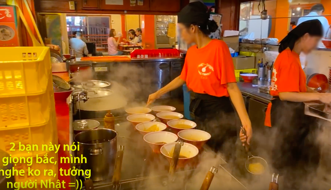 Trong một video khác ở xứ sở hoa anh đào, Khoa Pug đến quán mì ramen và vui mừng khi nhận ra hai nhân viên tại đây là người Việt Nam. Tuy nhiên, nam Youtuber nhận "cái kết đắng" ngay sau đó vì tự ý chụp ảnh.