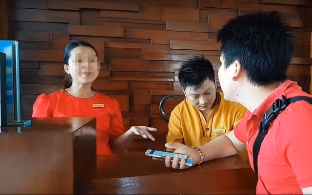 Vụ việc gây xôn xao dư luận và nhận được nhiều ý kiến trái chiều nhiều nhất của Khoa Pug là khi anh review một resort tại Mũi Né (Phan Thiết). Anh tố khách sạn này coi thường khách Việt, lừa đảo và đe dọa hành hung anh nếu tiếp tục quay phim. Ảnh: Tổng hợp