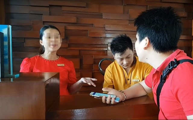 Vụ việc gây xôn xao dư luận và nhận được nhiều ý kiến trái chiều nhiều nhất của Khoa Pug là khi anh review một resort tại Mũi Né (Phan Thiết). Anh tố khách sạn này coi thường khách Việt, lừa đảo và đe dọa hành hung anh nếu tiếp tục quay phim. Ảnh: Tổng hợp