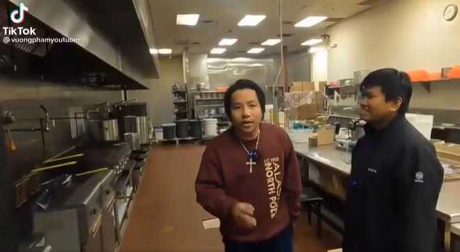 Cách đây ít ngày, nam Youtuber 9x đã vướng lùm xùm khi có phát ngôn so sánh căn bếp của mình với "siêu đầu bếp" nổi tiếng thế giới Gordon Ramsay.