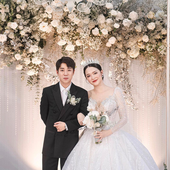 Chưa đầy 1 tháng sau đó, gái xinh đã thông báo mang thai 17 tuần. Trong suốt quá trình bầu bí, Tâm Xíu thường xuyên lên sóng những hình ảnh khoe ăn mặc vô cùng sành điệu.