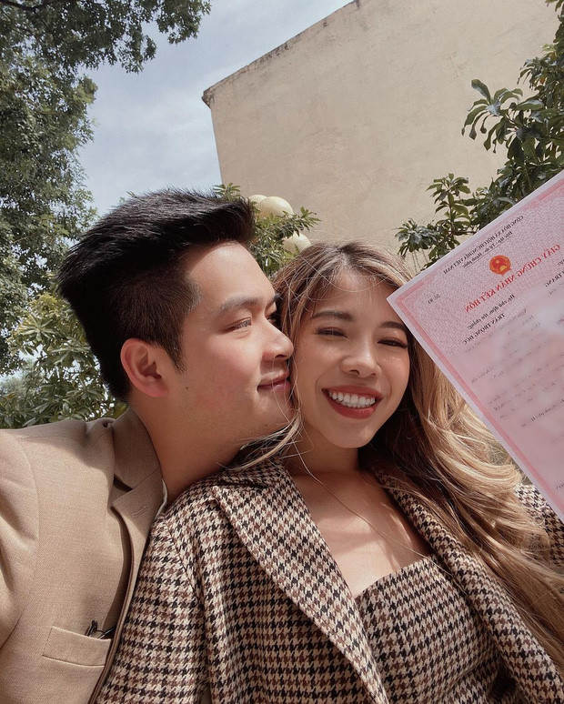 Cuối tháng 1/2021, Changmakeup khiến netizen vỡ òa khi công khai ảnh đăng ký kết hôn của mình và chàng bạn trai hơn 7 năm - vlogger Trọng Đức.