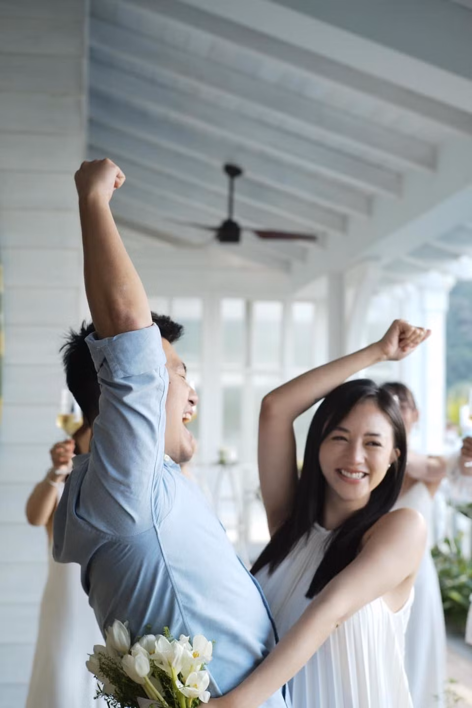 Đáng chú ý nhất, trong loạt ảnh này gái xinh vướng nghi vấn mang thai con đầu lòng khi lộ vóc dáng lùm lùm trong chiếc váy rộng màu trắng.