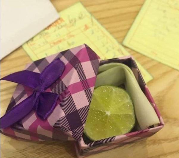 Cả năm vất vả cơm nước, dọn dẹp, chăm con các chị em chỉ mong nhận được món quà từ chồng, tuy nhiên khi mở ra họ chỉ biết "khóc thét".