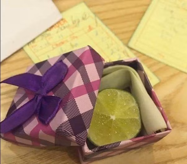 Cả năm vất vả cơm nước, dọn dẹp, chăm con các chị em chỉ mong nhận được món quà từ chồng, tuy nhiên khi mở ra họ chỉ biết "khóc thét".