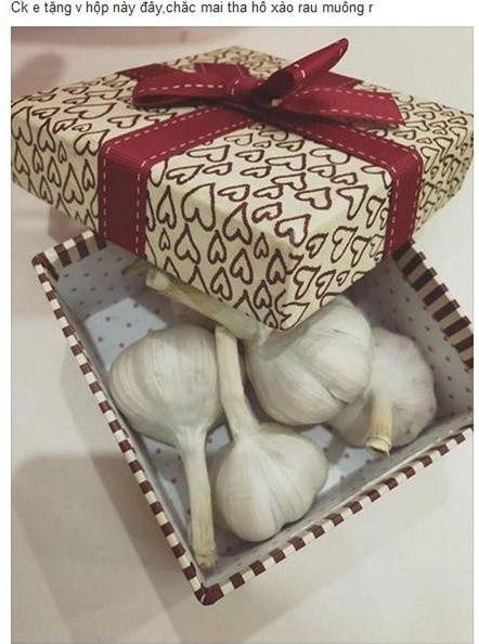 Dù chủ nhà có vẻ sẽ "hụt hẫng" khi nhận ra món quà, song cư dân mạng vẫn an ủi rằng món đồ trong đó cũng hữu ích trong việc nấu ăn.