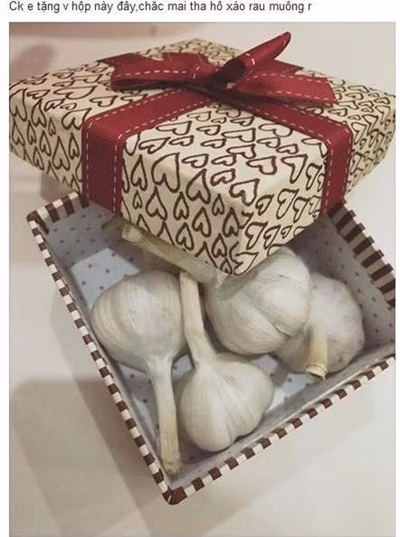 Dù chủ nhà có vẻ sẽ "hụt hẫng" khi nhận ra món quà, song cư dân mạng vẫn an ủi rằng món đồ trong đó cũng hữu ích trong việc nấu ăn.