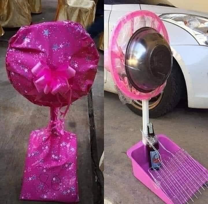 Nếu như chỉ nhìn bên ngoài ắt hẳn người nhận sẽ mừng thầm vì chuẩn bị nhận được chiếc quạt lớn, tuy nhiên khi mở ra gia chủ sẽ phải "tá hỏa" bởi mọi thứ bên trong hoàn toàn không giống như mình nghĩ.