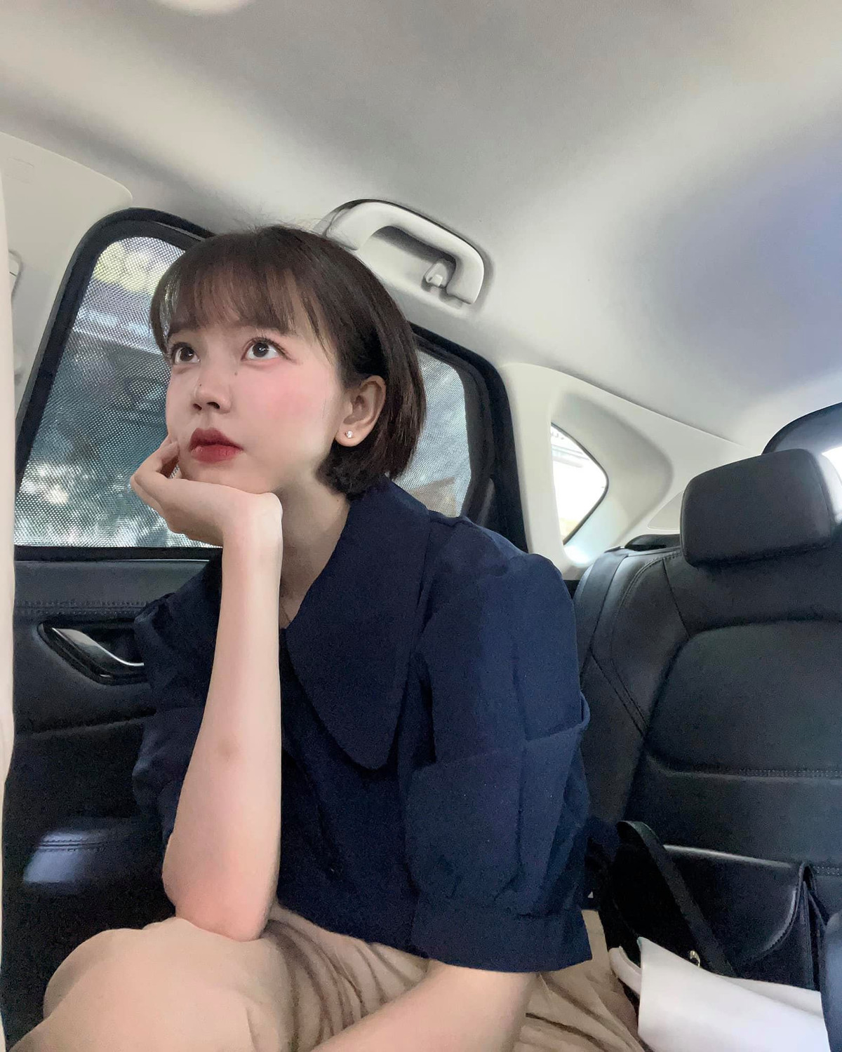 Châu Thư được cư dân mạng chú ý khi sở hữu gương mặt ngây thơ, body gợi cảm. Nhan sắc của nữ sinh Sài Gòn được ví như nàng thơ, ulzzang Hàn Quốc.