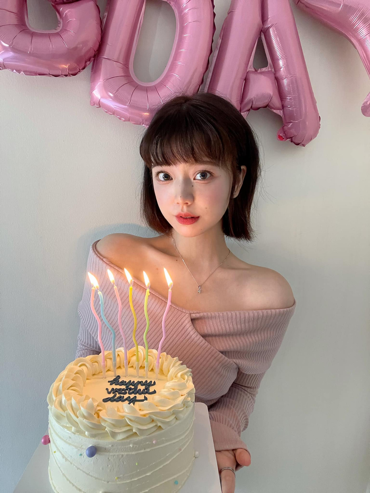 Năm 2017, bức ảnh chụp Châu Thư mặc áo dài tại Hội An viral trên khắp các diễn đàn trai xinh gái đẹp. Có người nhầm lẫn cô là hot girl Hàn đến Việt Nam du lịch.