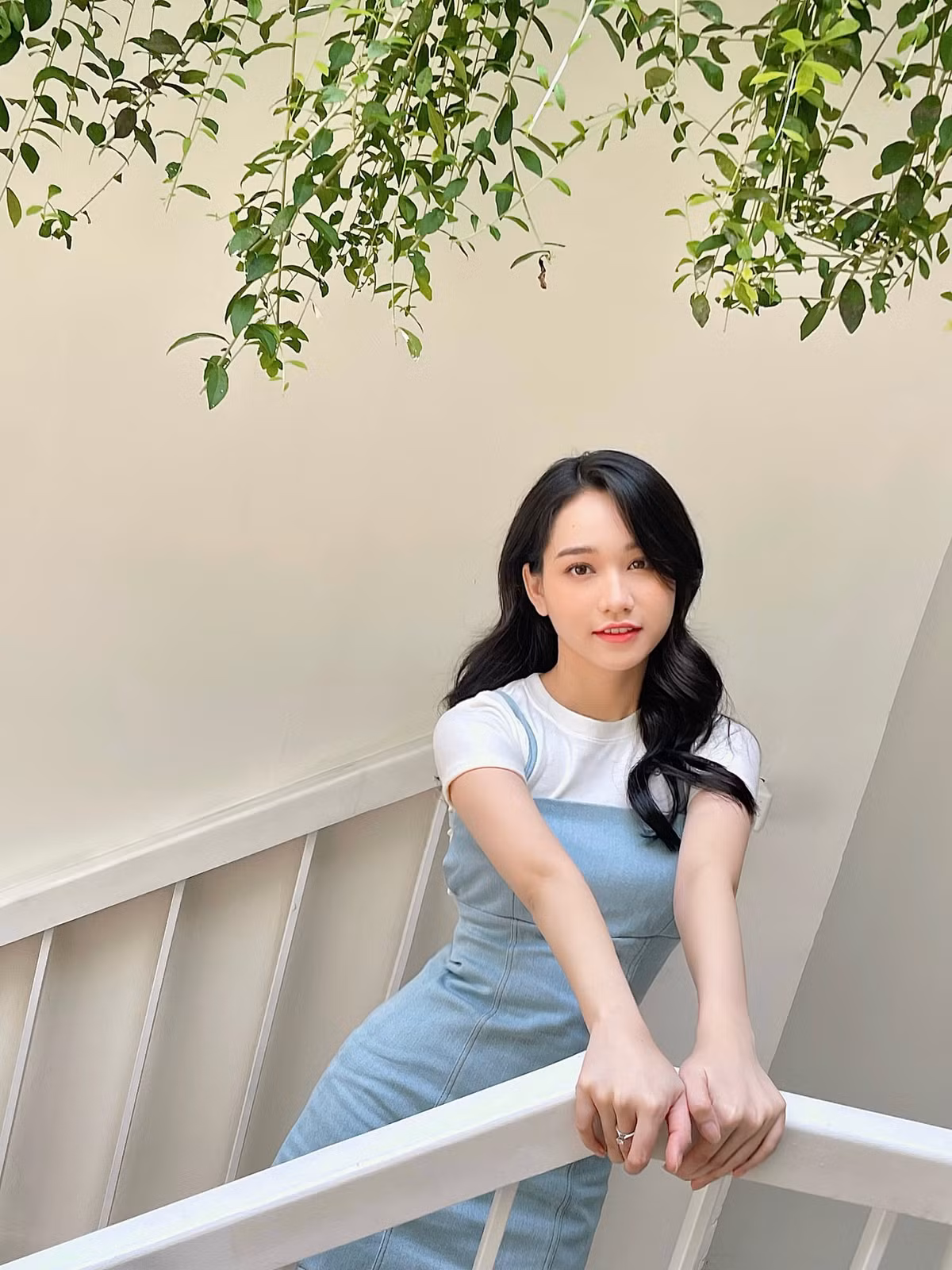 Trúc Anh có vẻ đẹp ngây thơ, gương mặt thanh tú, đường nét ngọt ngào và đôi mắt mộng mơ, to và sáng đúng chuẩn "Mắt Biếc".