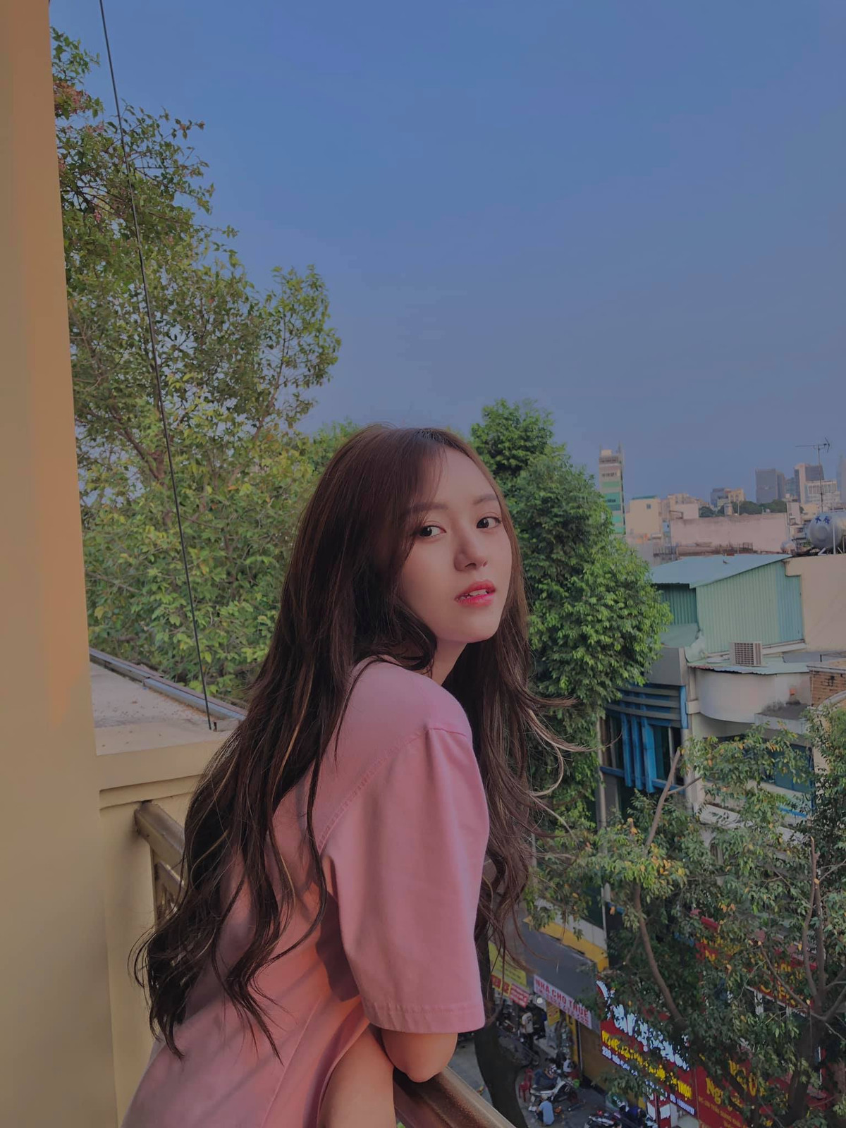 Phải công nhận một điều rằng cô nàng 9x này càng nhìn càng dễ cuốn hút người đối diện. Ảnh: FBNV
