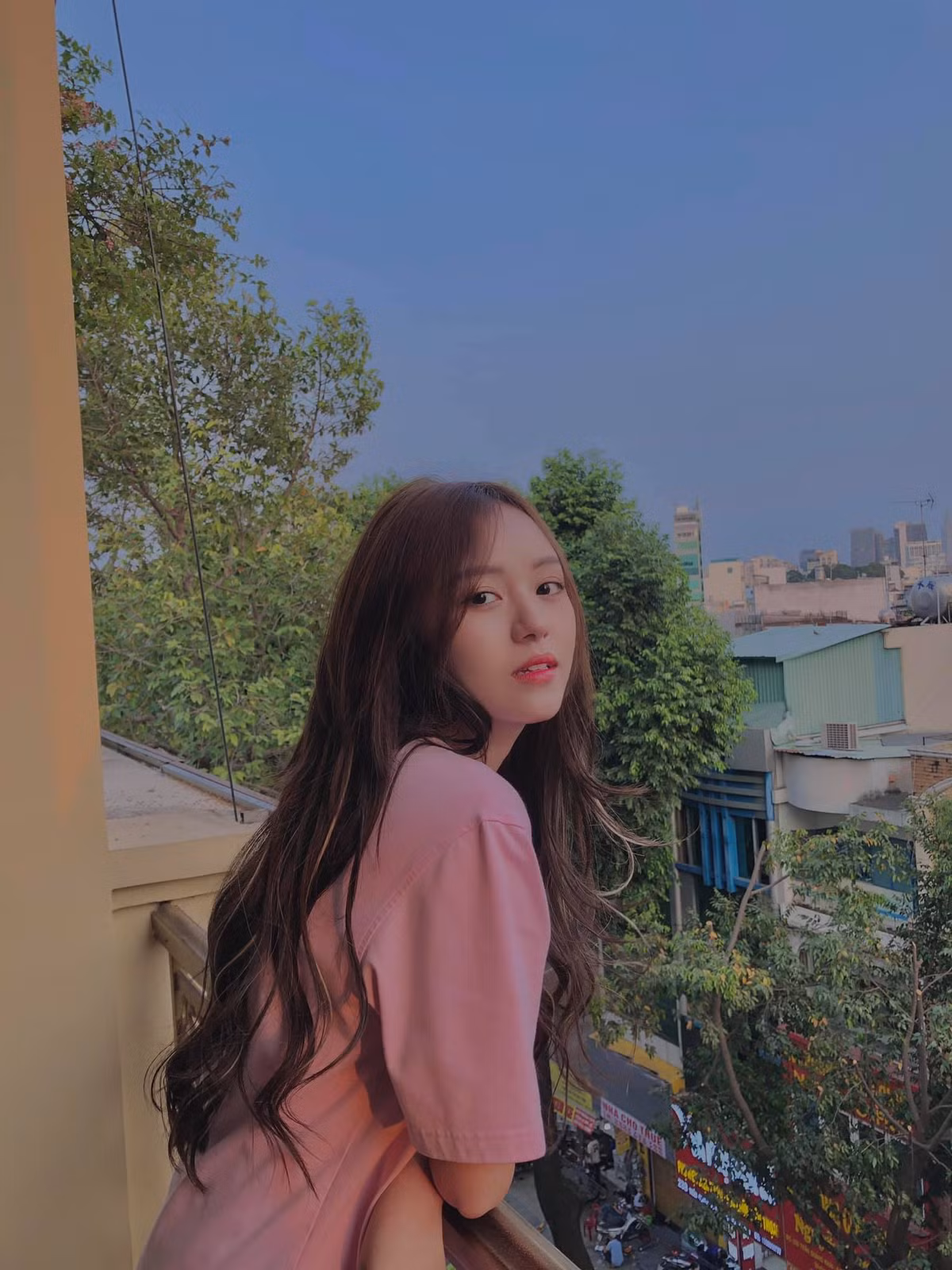 Phải công nhận một điều rằng cô nàng 9x này càng nhìn càng dễ cuốn hút người đối diện. Ảnh: FBNV