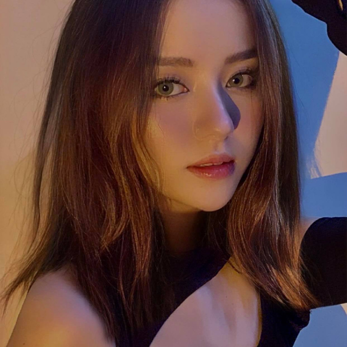 Thời gian gần đây Hạnh thường đăng tải hình ảnh có chút gợi cảm, hờ hững, tuy vậy vẫn chiếm trọn trái tim netizen.