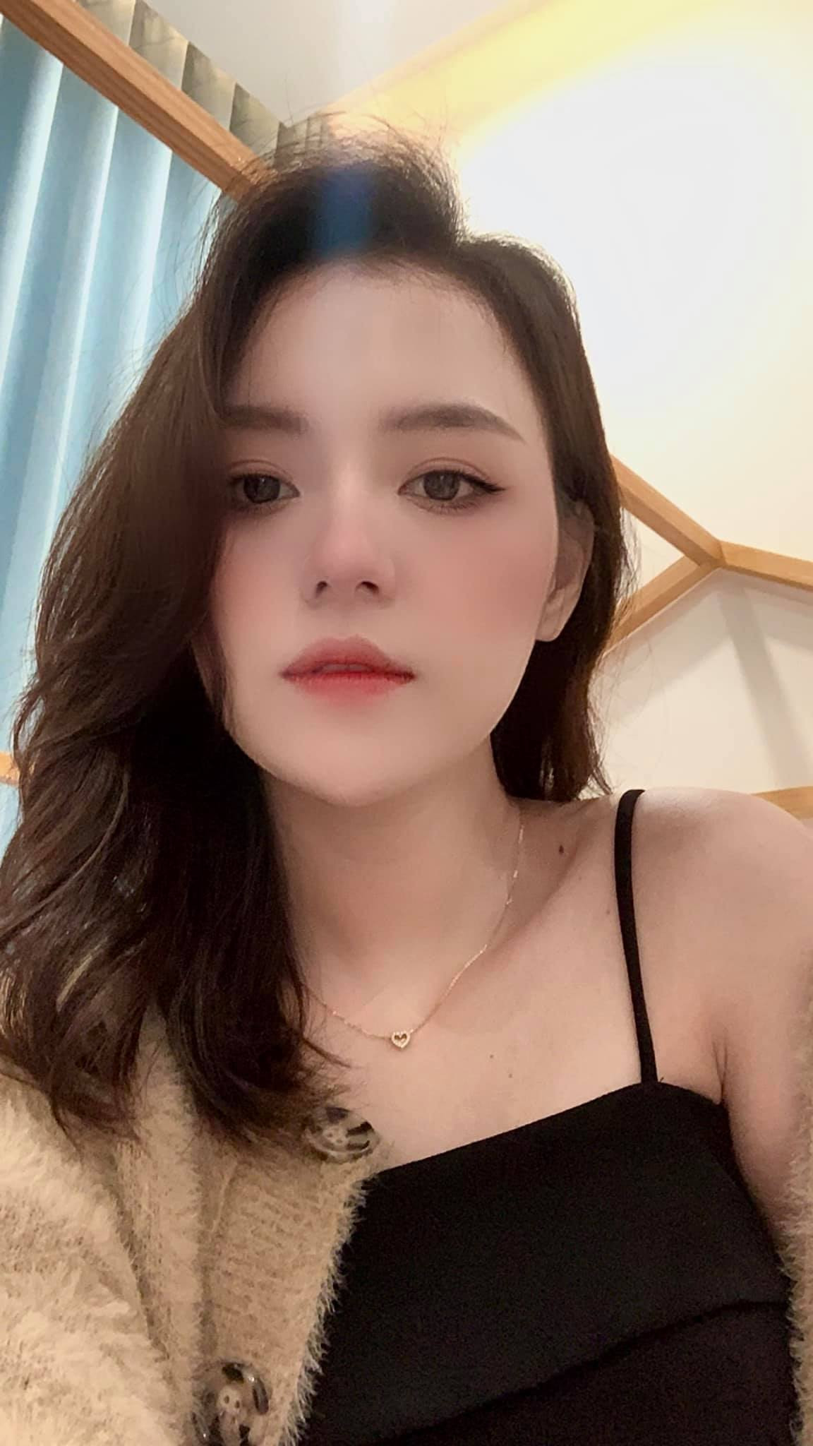 Hồng Hạnh theo đuổi phong cách thời trang thanh lịch, nữ tính và thỉnh thoảng "đổi gió" sang năng động, cá tính.