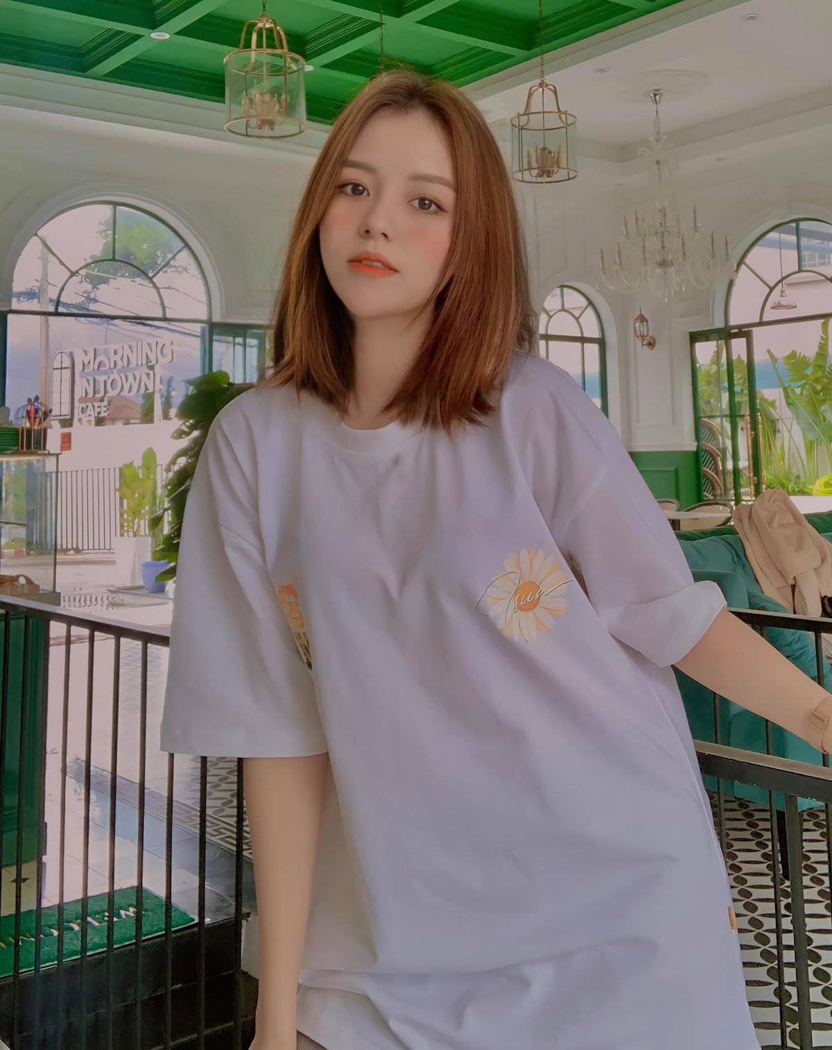 Đôi lúc cô nàng đổi gió sang phong cách cá tính, năng động hơn.