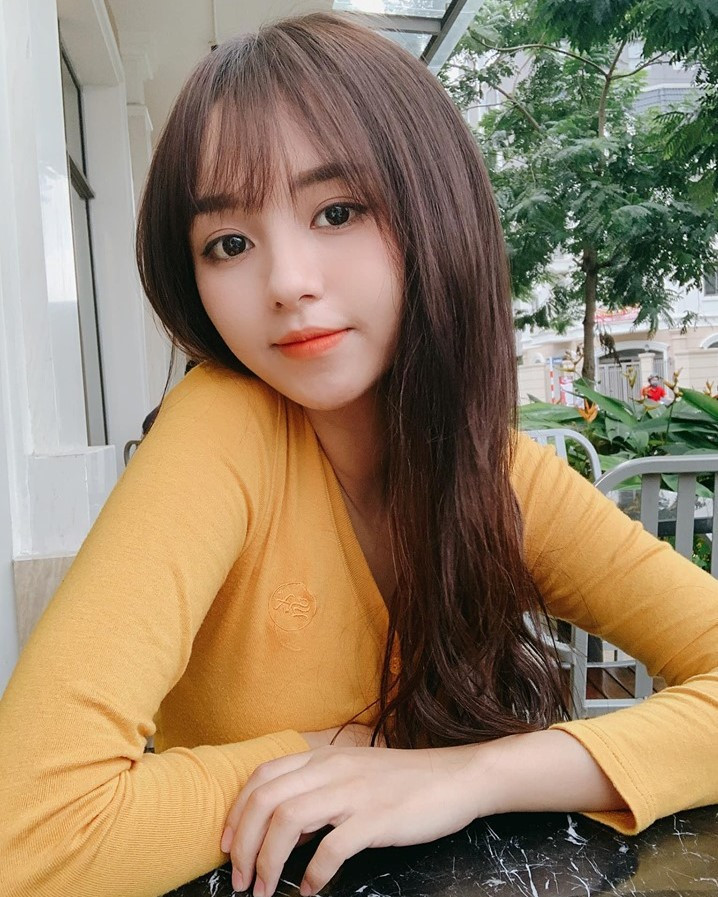 Sau 4 năm nổi tiếng, hiện tại Hồng Hạnh vẫn sở hữu nét đẹp trong trẻo cùng nụ cười tươi tắn dễ "gây thương nhớ" cho người đối diện.