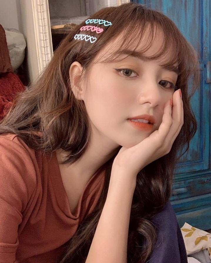 Nàng hot girl 9x bắt đầu nổi tiếng kể từ khi loạt hình ảnh của cô xuất hiện trên nhiều diễn đàn "trai xinh gái đẹp" vào năm 2017.