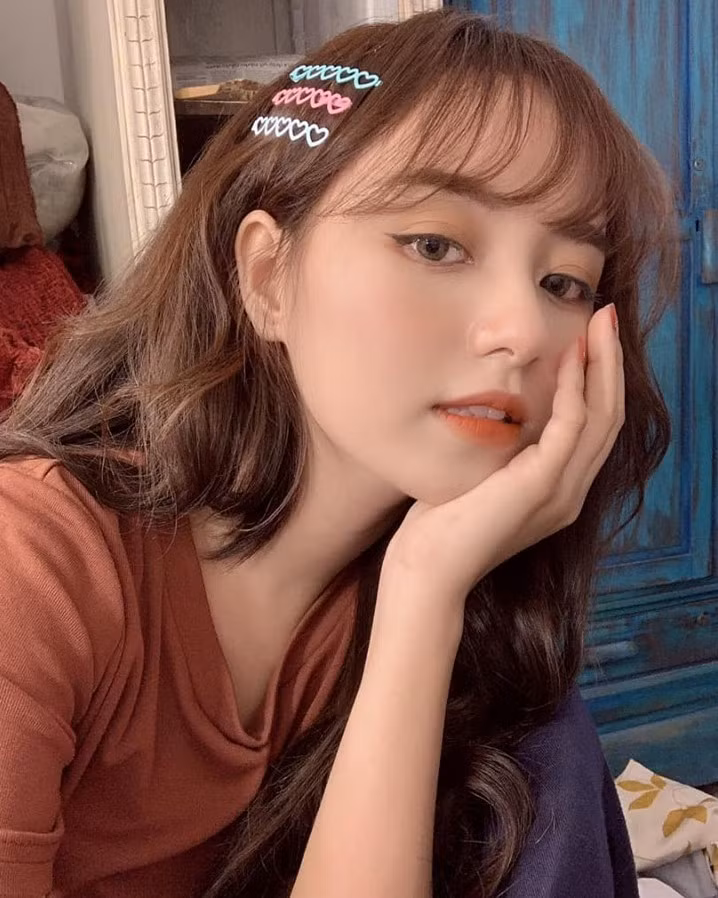 Nàng hot girl 9x bắt đầu nổi tiếng kể từ khi loạt hình ảnh của cô xuất hiện trên nhiều diễn đàn "trai xinh gái đẹp" vào năm 2017.