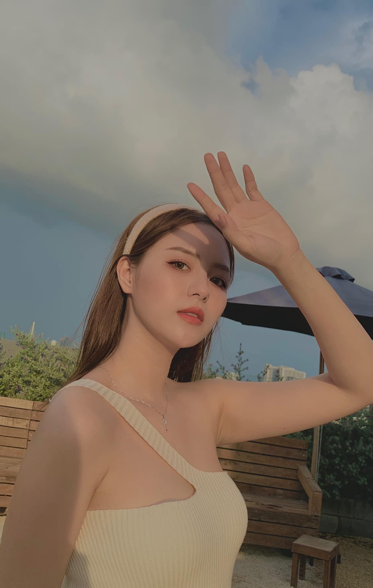 Từ khi cái tên Hồng Hạnh được chú ý trên mạng, nhiều nhãn hàng liên hệ với 9X để hợp tác. Cô có nhiều công việc thú vị hơn.