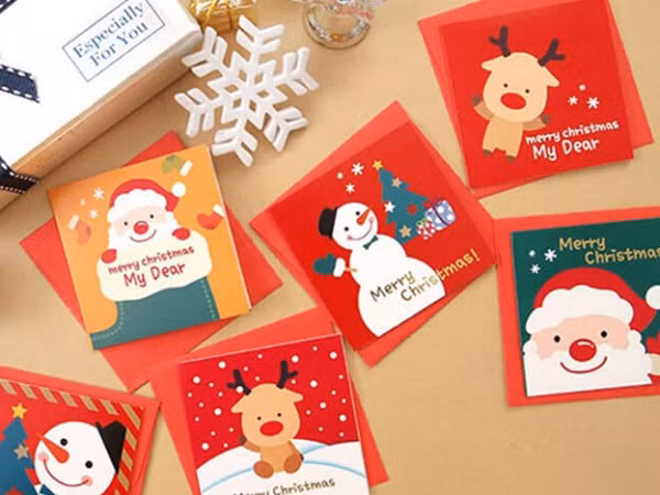 Thay vì mua sẵn những tấm thiệp ở cửa hàng, thế hệ 9x ngày đó lại thích tự tay ngồi tỉ mỉ làm một chiếc thiệp, viết chữ nắn nót để tặng người thân, bạn bè.