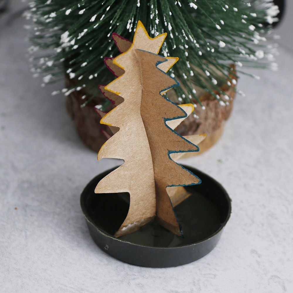 Nhắc đến món đồ được bày bán vào dịp Giáng sinh trong kí ức của teen 9x đầu tiên phải kể đến cây thông thần kì này.