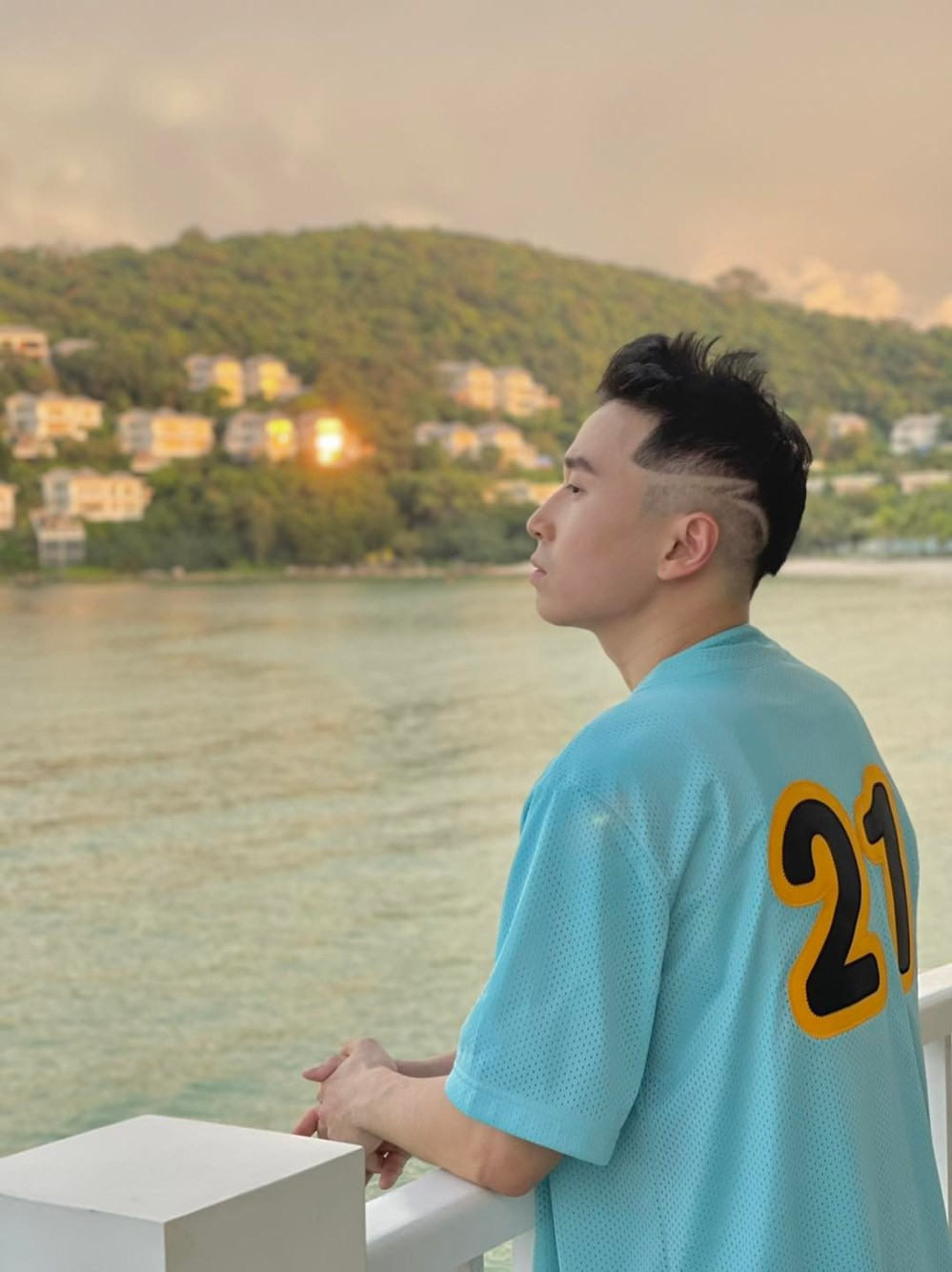 Đáng nói những bức ảnh cô mang chiếc kính này đều đã bị "bay màu" một cách khó hiểu. Động thái của nàng hot girl Bella này làm cõi mạng đồn đoán cô nàng đang "thủ tiêu" mọi thứ để che mắt tin đồn tái hợp này.