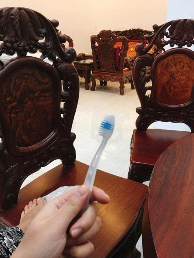 Thường ngày chỉ cần quét một lượt là được, còn ngày Tết là phải nhấc từng chân bàn, lùa từng hộc tủ, từng góc trong gầm giường.