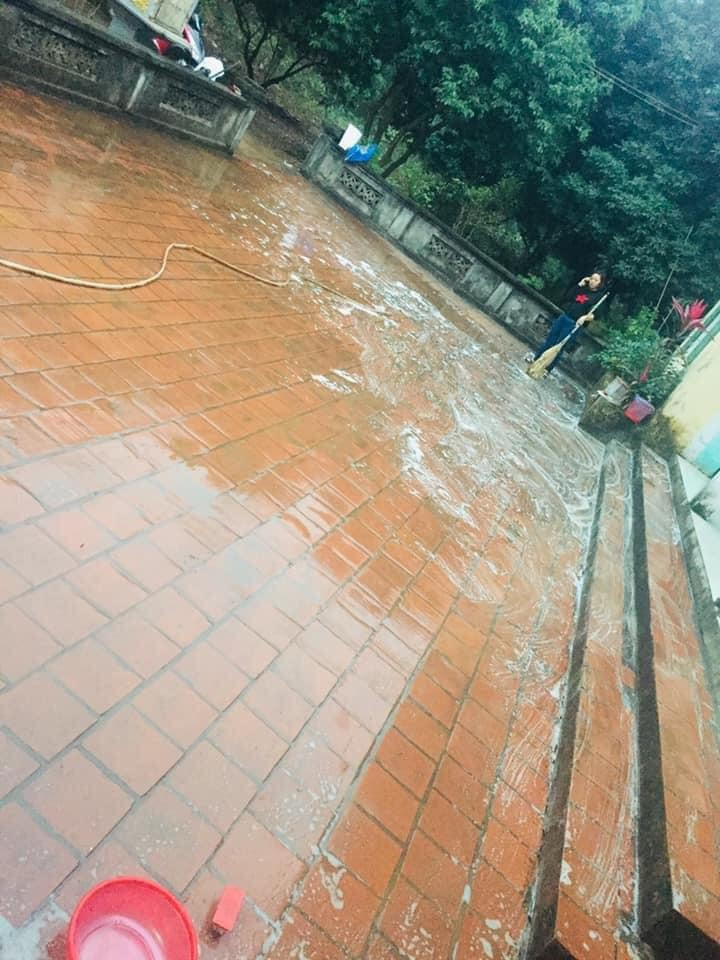 Không chỉ bàn ghế họa tiết mà vô số những đồ đạc trong nhà đều phải tháo ra, lắp lại, quét bụi, sắp xếp lại tươm tất một lượt.