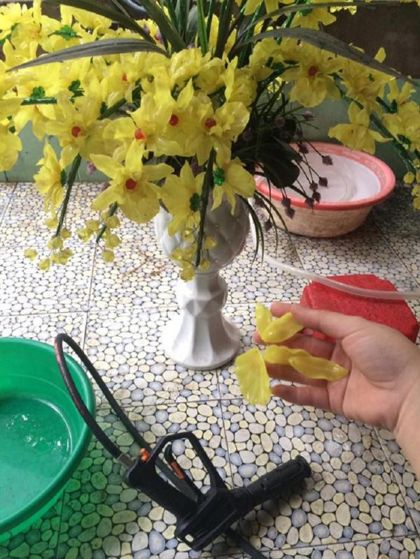 Nhưng dẫu có mệt mỏi thì nhiều bạn trẻ hãy cảm thấy vui và quý trọng nhiều hơn những khoảnh khắc được dọn dẹp cùng gia đình, người thân mỗi dịp Tết. Ảnh: Tổng hợp