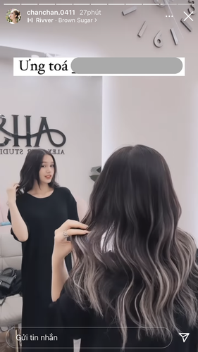 Ngoài ra cư dân mạng còn soi thêm được một số bằng chứng như hot girl Xoài Non lấy tay che bụng và đi dép bệt khá giống với hình ảnh một mẹ bầu thông thường.