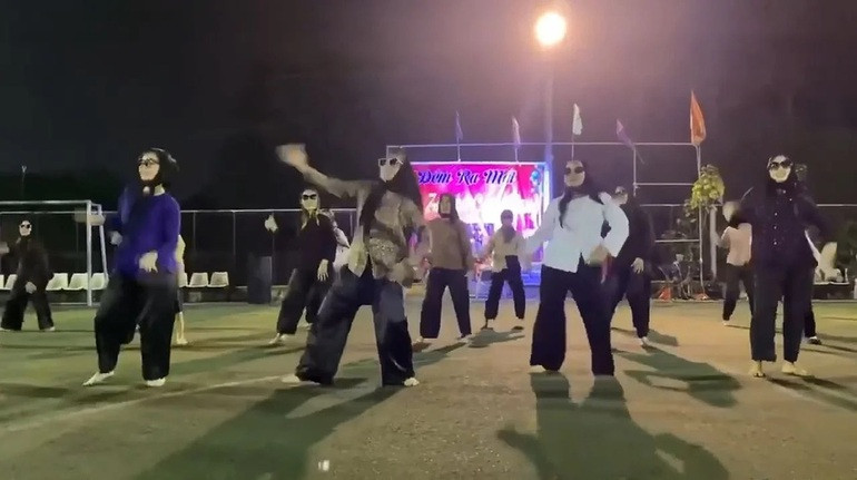 Sau khi làn sóng "Nhà tôi 3 đời" tạm qua đi, cư dân mạng lại tiếp tục chịu đựng mẩu quảng cáo "Bà con ai đang gặp các vấn đề về xương khớp hãy gọi cho tôi...?". Điều bất ngờ hơn là đoạn quảng cáo này còn trở thành xu hướng trên mạng xã hội TikTok.